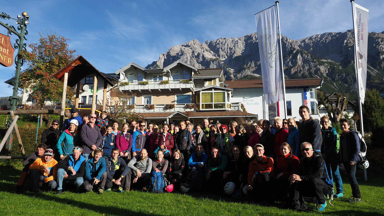 Das obligatorische Gruppenfoto vor der Kulisse des Dachsteingebirges