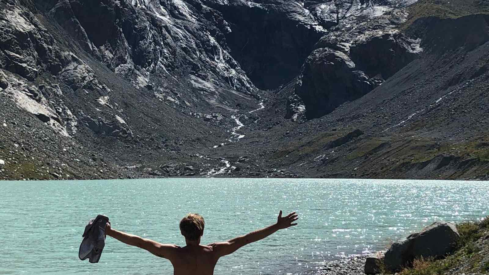 Pure Freiheit: Nacktschwimmen im Gletscherssee 