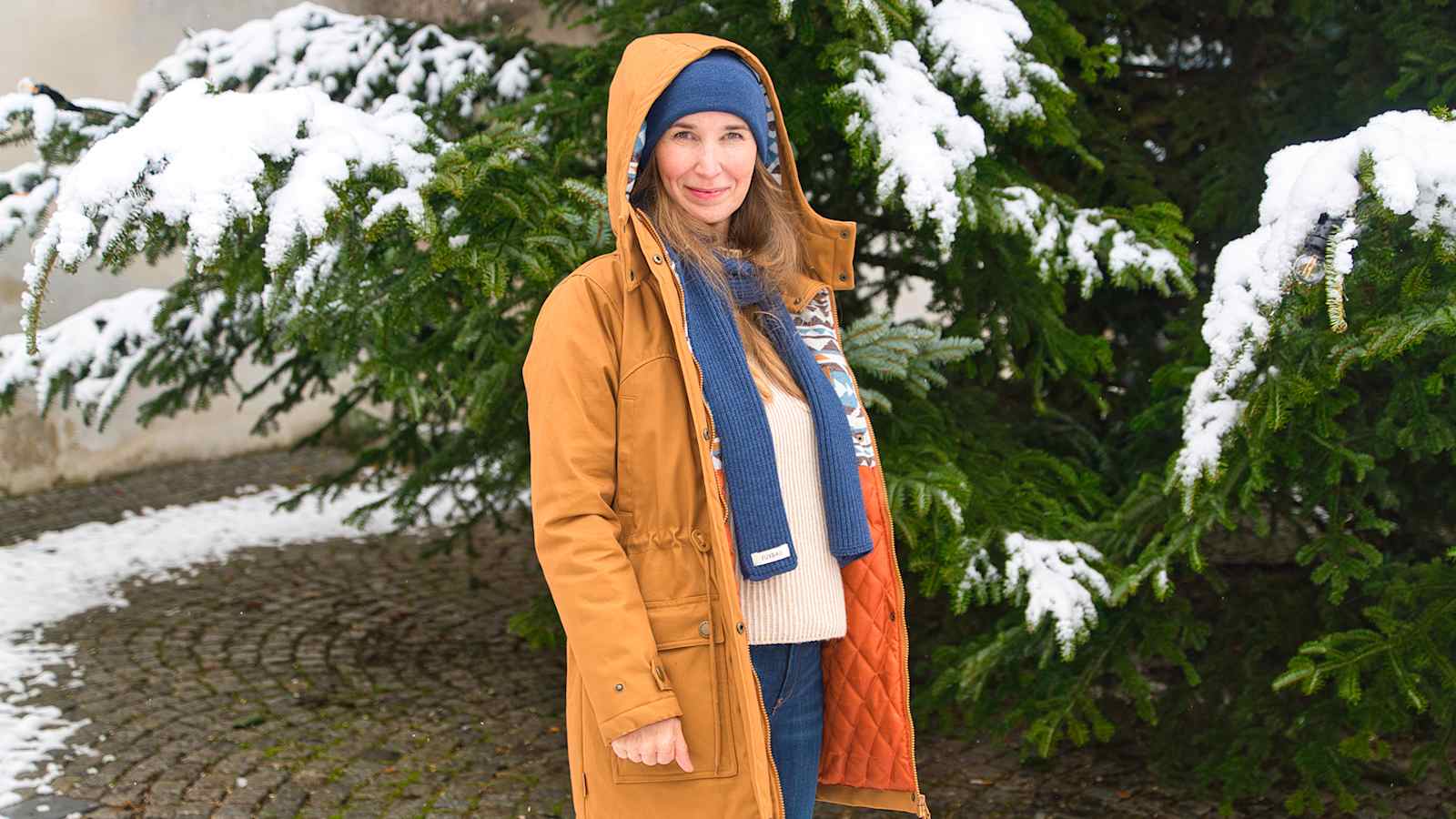 Frau mit Parka im Winter