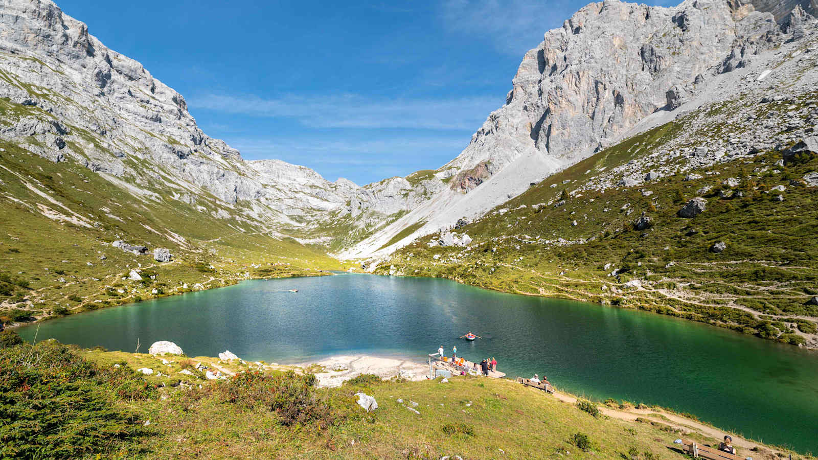 Der Partnunsee wird umringt von schroffen Felswänden.