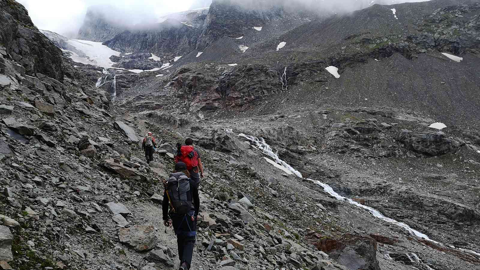 Bergsteiger im Gelände