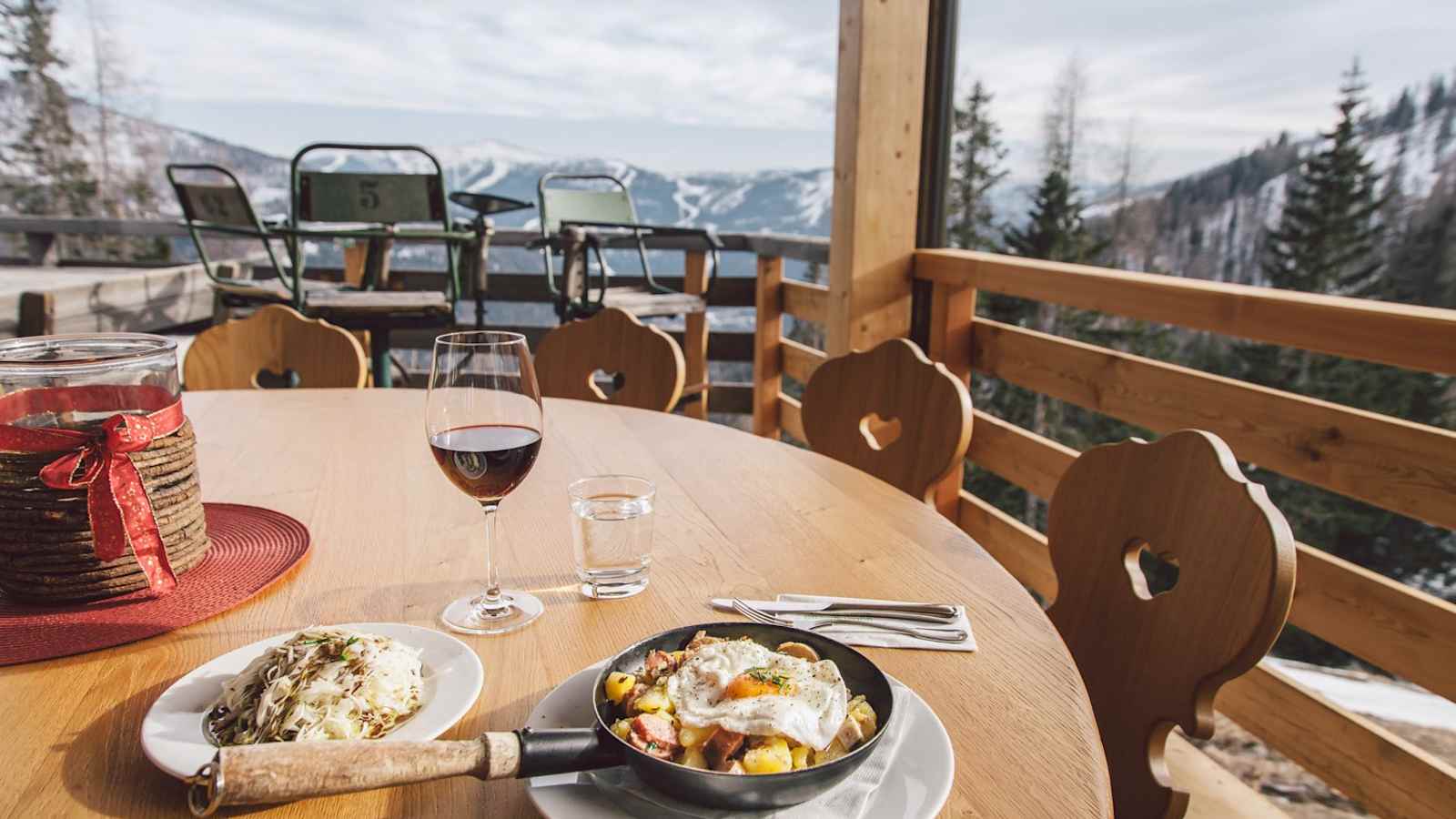 Kulinarischer Einkehrschwung auf der Poldlhütte.