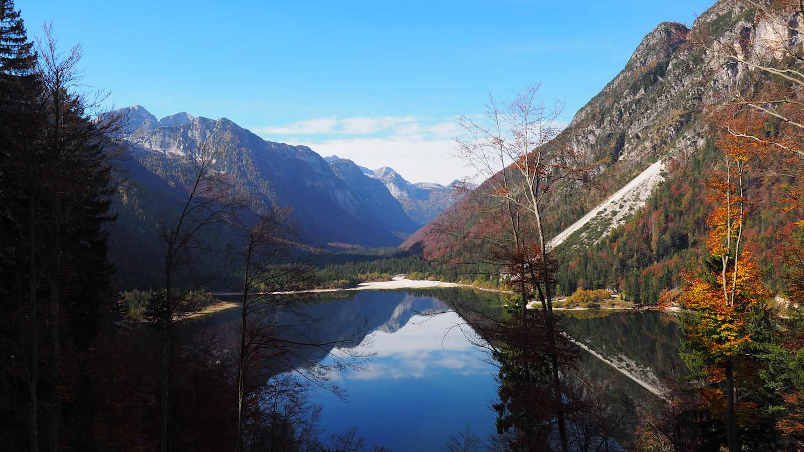 Vorbei am Predilsee führt die Route bei der Anreise über den gleichnamigen Pass