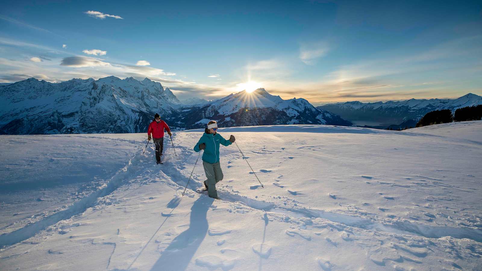 Für alle, die die Natur hautnah und in aller Ruhe erleben möchten, ist Schneeschuhwandern der Wintersport der Wahl.