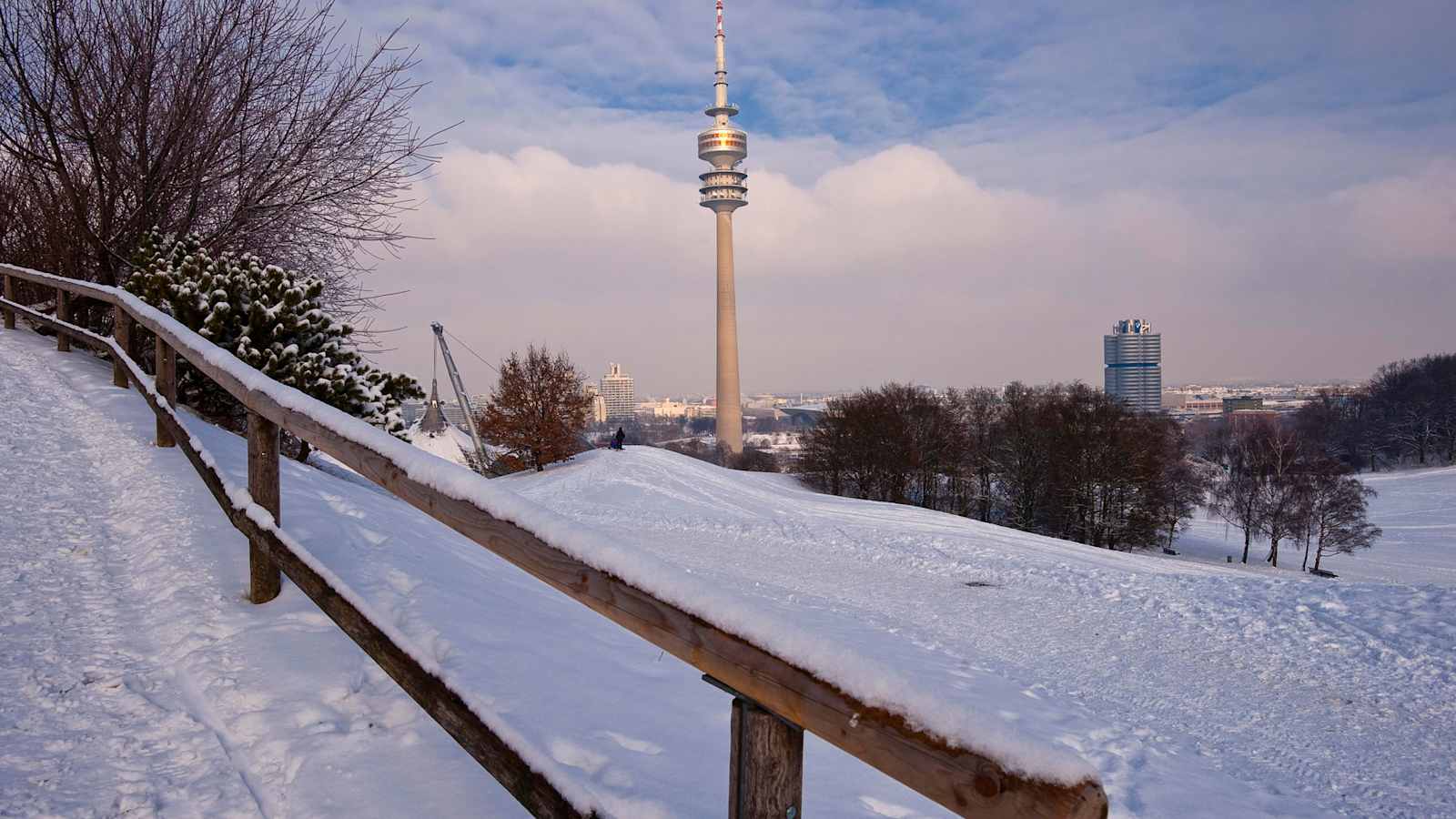 Der winterliche Olympiapark in München