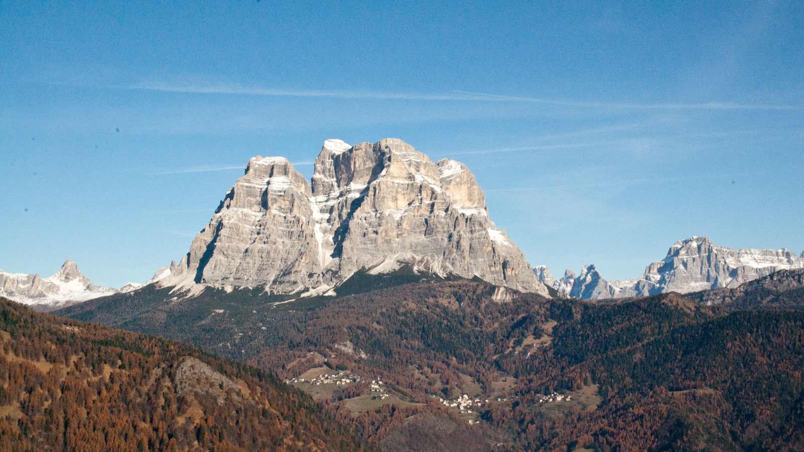 Monte Pelmo und Pelmetto, am rechten Bildrand Sorapis, Ansicht von Südwesten.