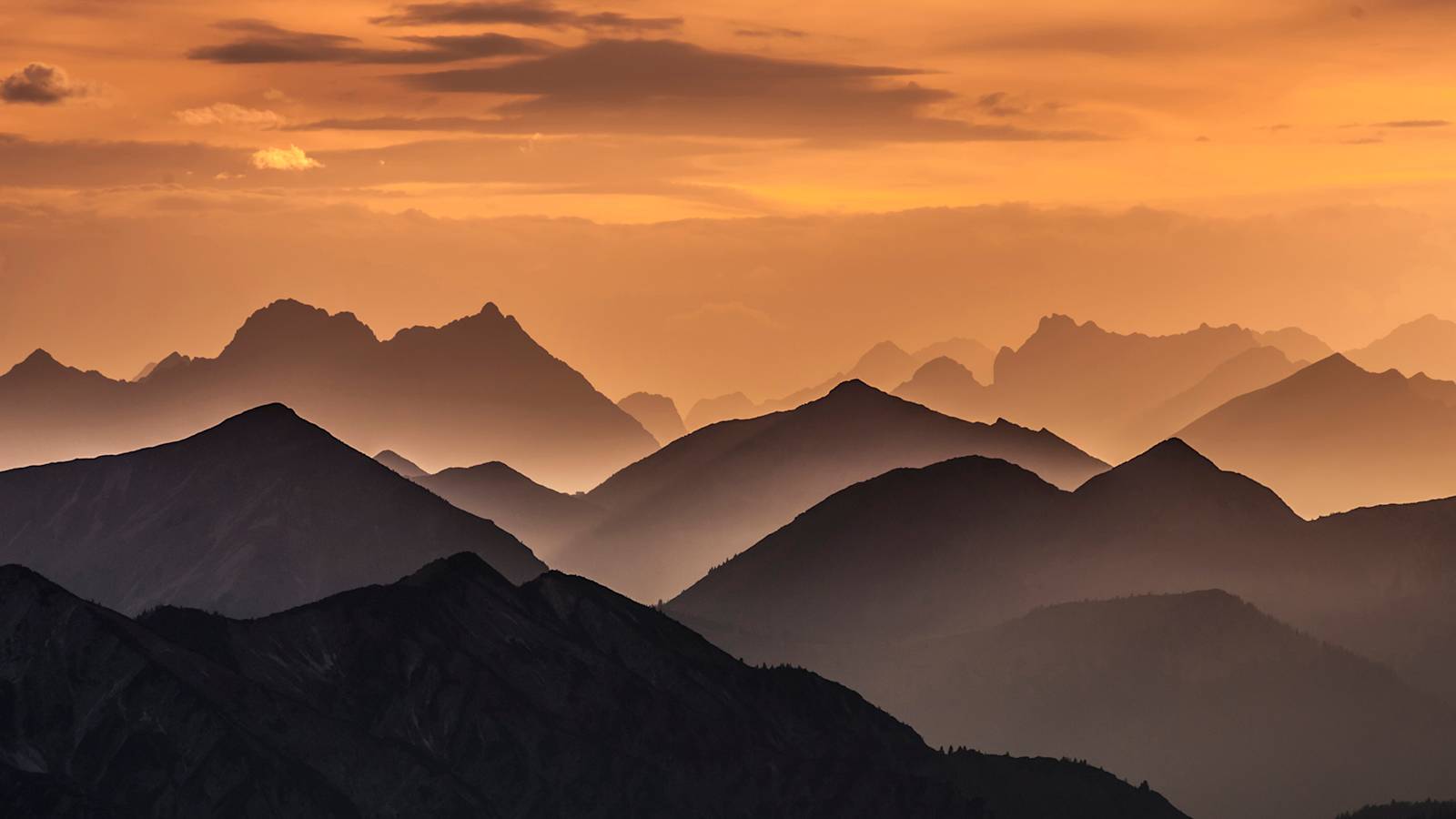 Karwendelspitze und Wettersteingebirge im Abendrot