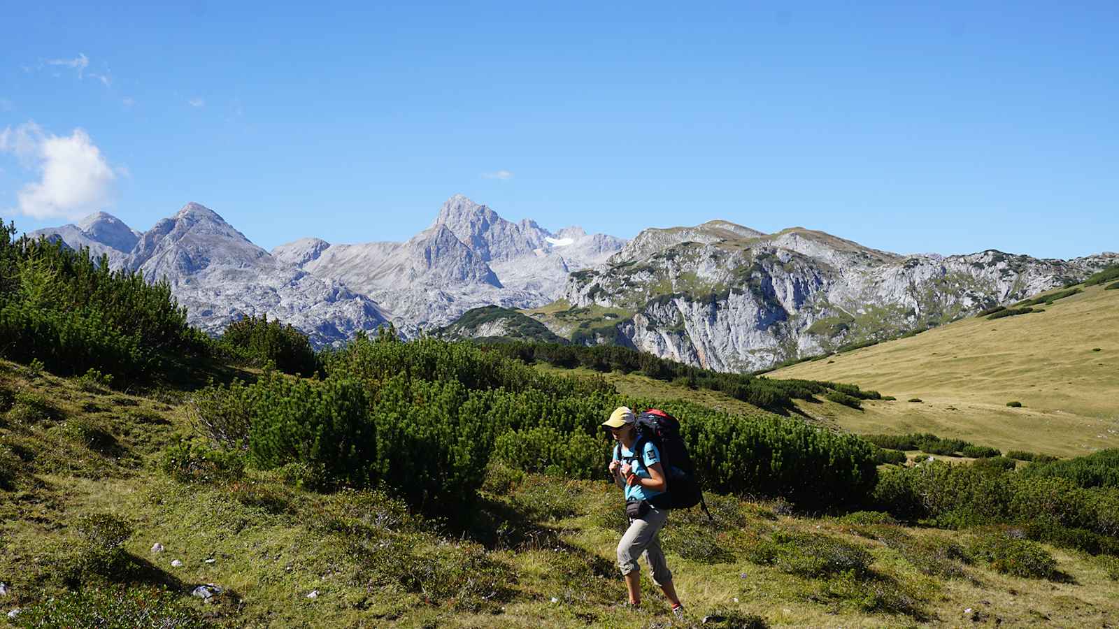 Wanderer mit Dachstein im Hintergrund