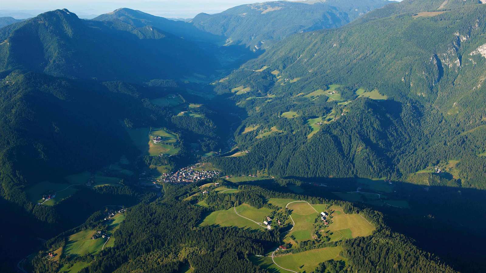 Das Bergsteigerdorf Luče liegt wie ein Nest mitten in den Bergen.