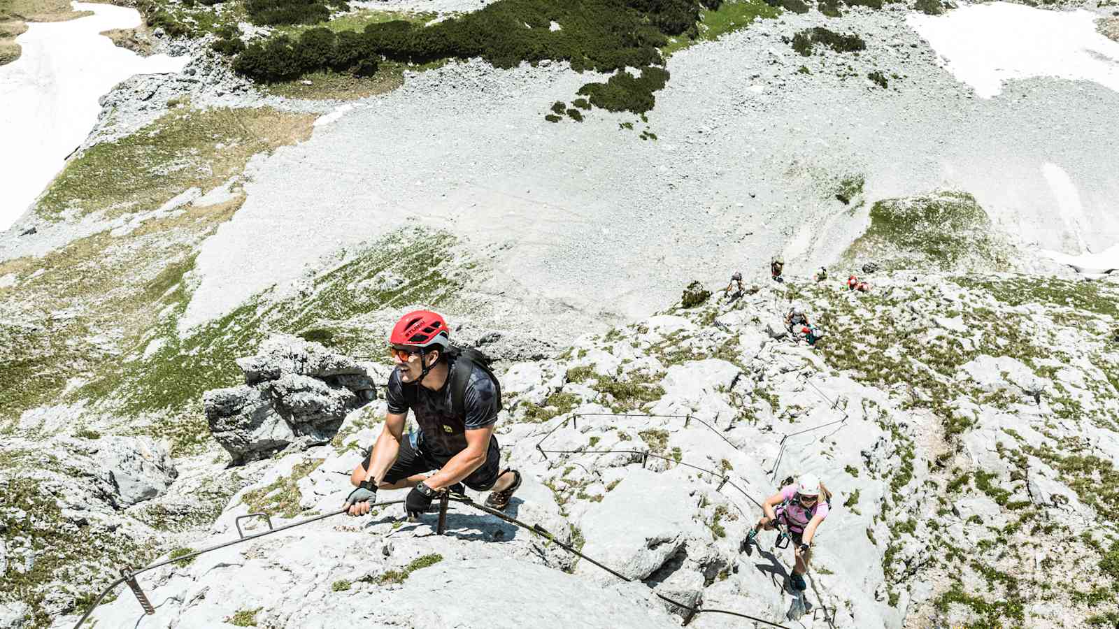 Tiefblick im Gamsblick-Klettersteig in der Steiermark