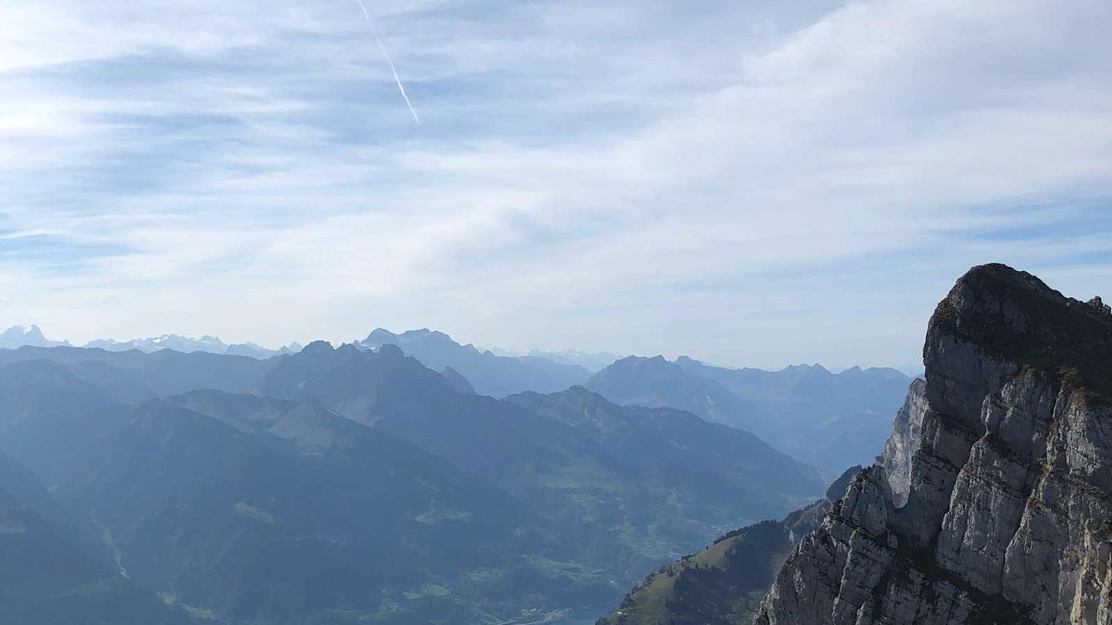 Blick vom Zuestoll (2.234 m) in Richtung Westen über den Walensee