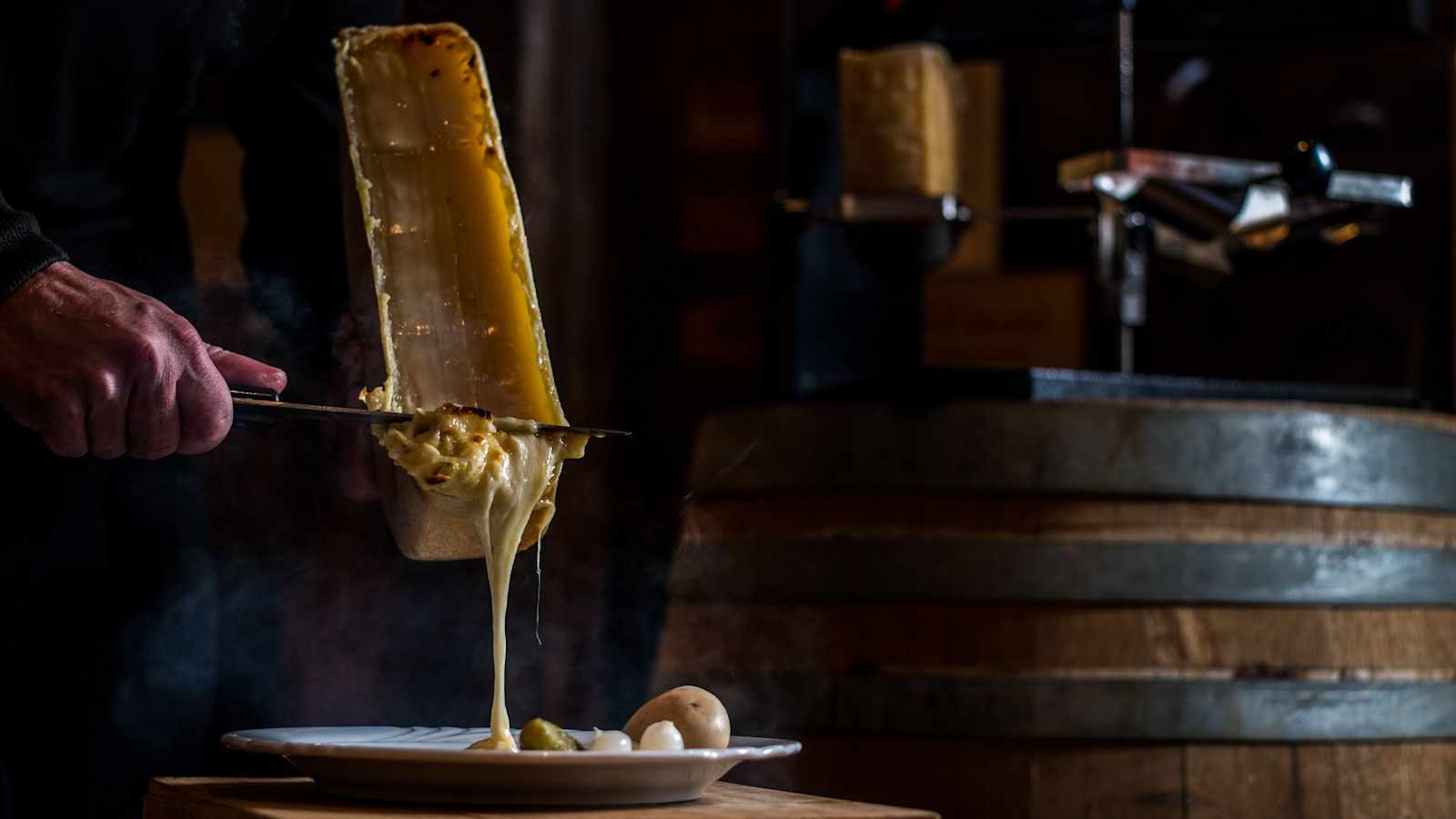 Ein gutes Raclette wird am besten mit einem Rohmilchkäse von der Alp zubereitet. Wird dieser über einem Feuer aus Buchenholz zum Schaben erwärmt, entsteht ein ganz besonders Aroma.