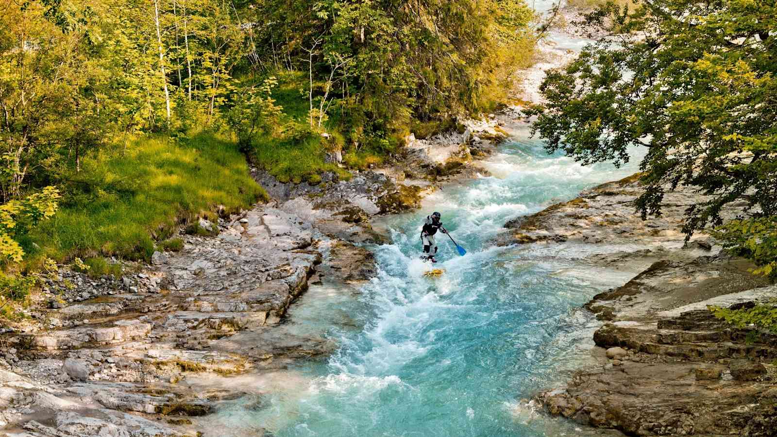 Ein Paddler während einer schwierigen Passage.