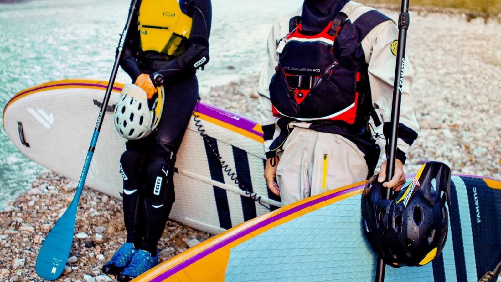 Zwei Paddler am Fluss.