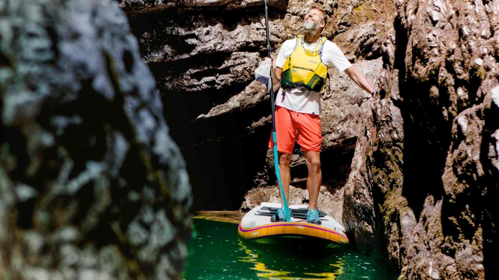 Ein Paddler in einer Gumpe.