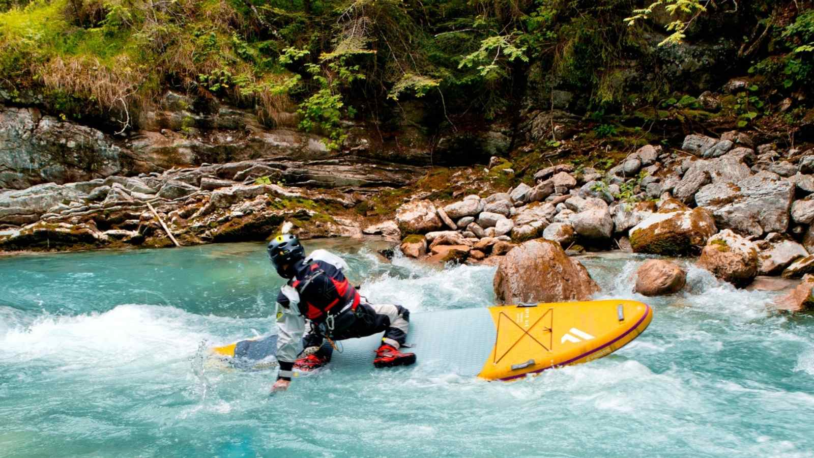 Ein Paddler in einer scharfen Wildwasser-Kurve.