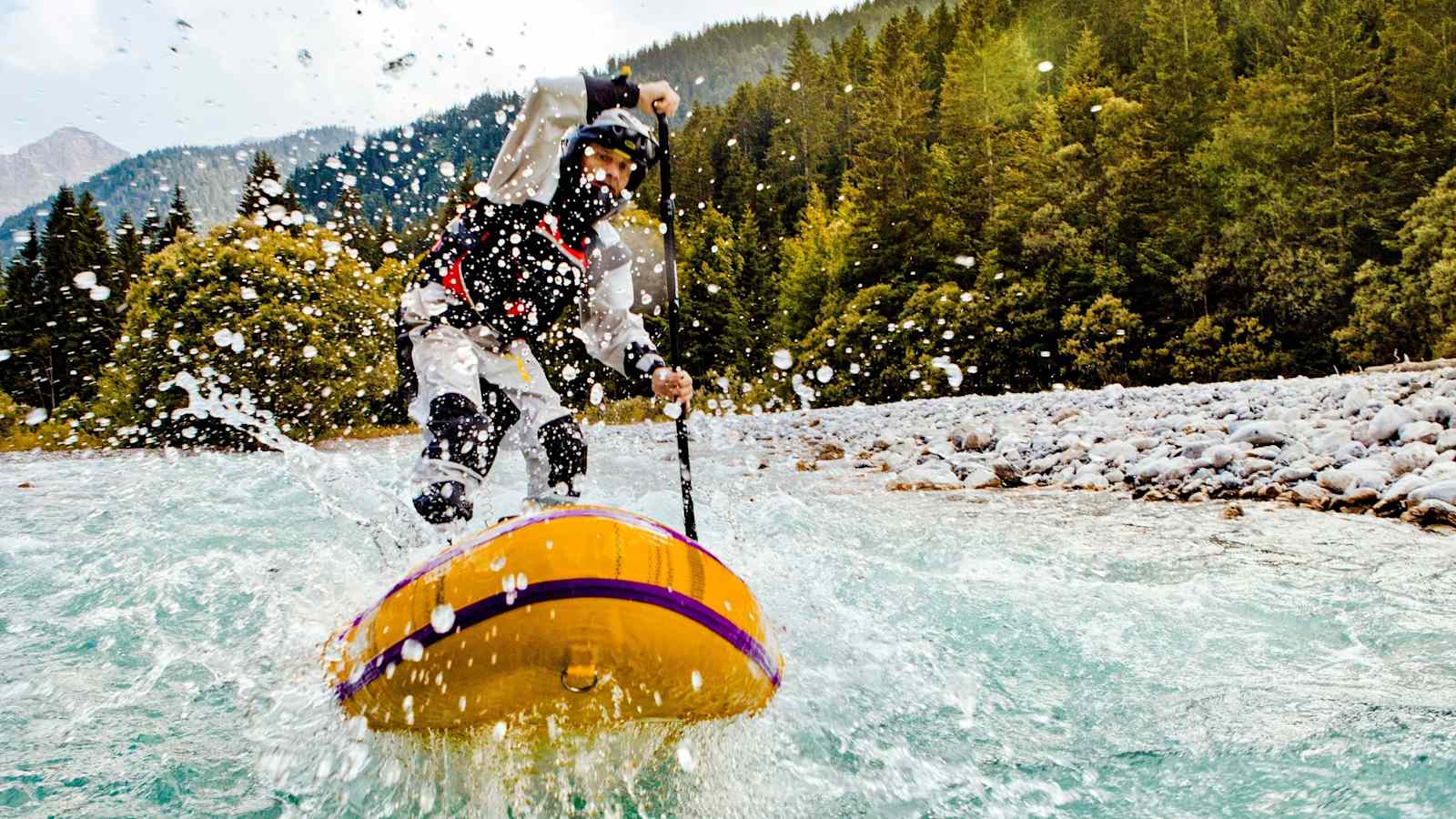 Ein Sportler im Wildwasser.