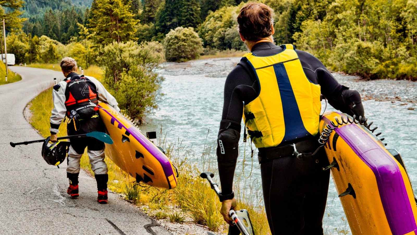 Paddler am Weg zum nächsten Zustieg.