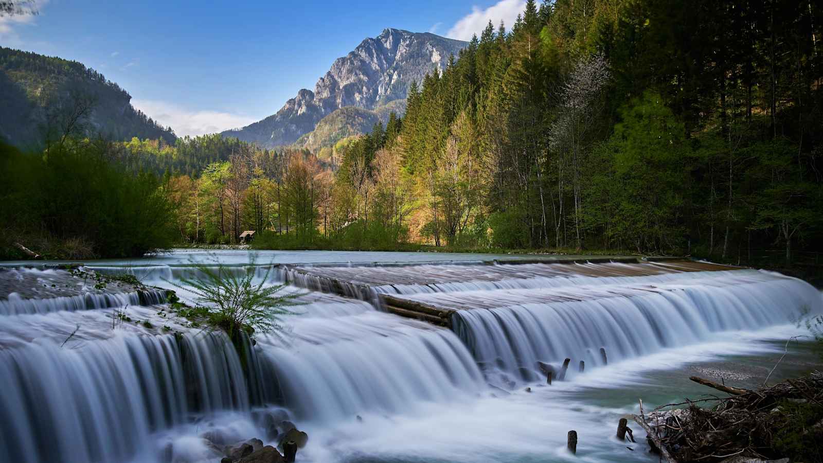 Fluss Savinja und die Raduha im Hintergrund