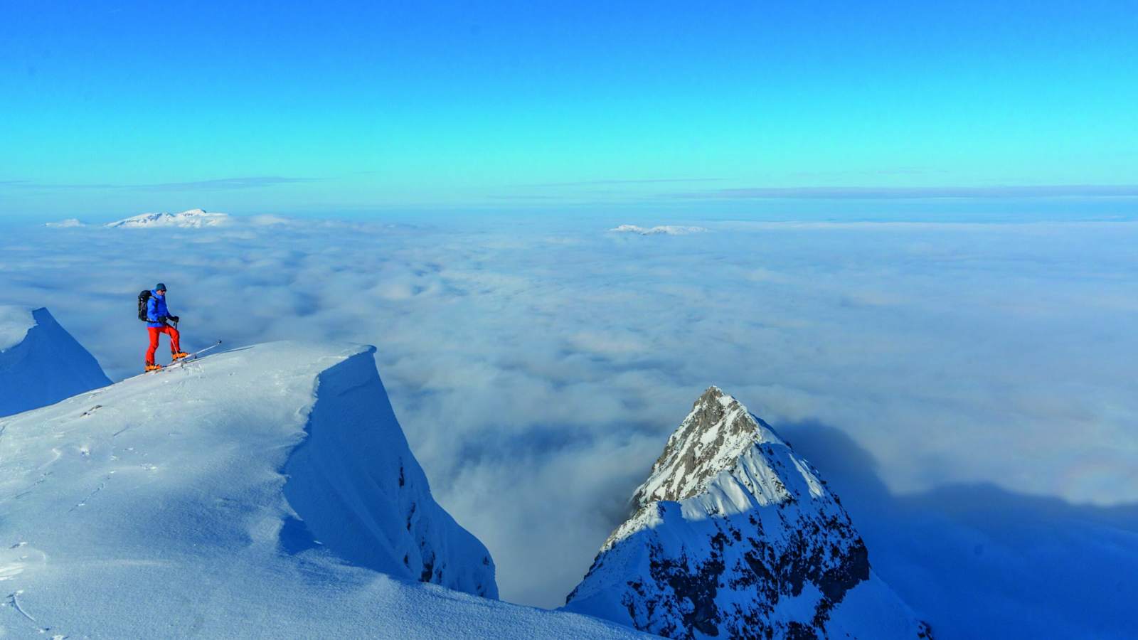 Skitourengeher über den Wolken am Scheiblingstein