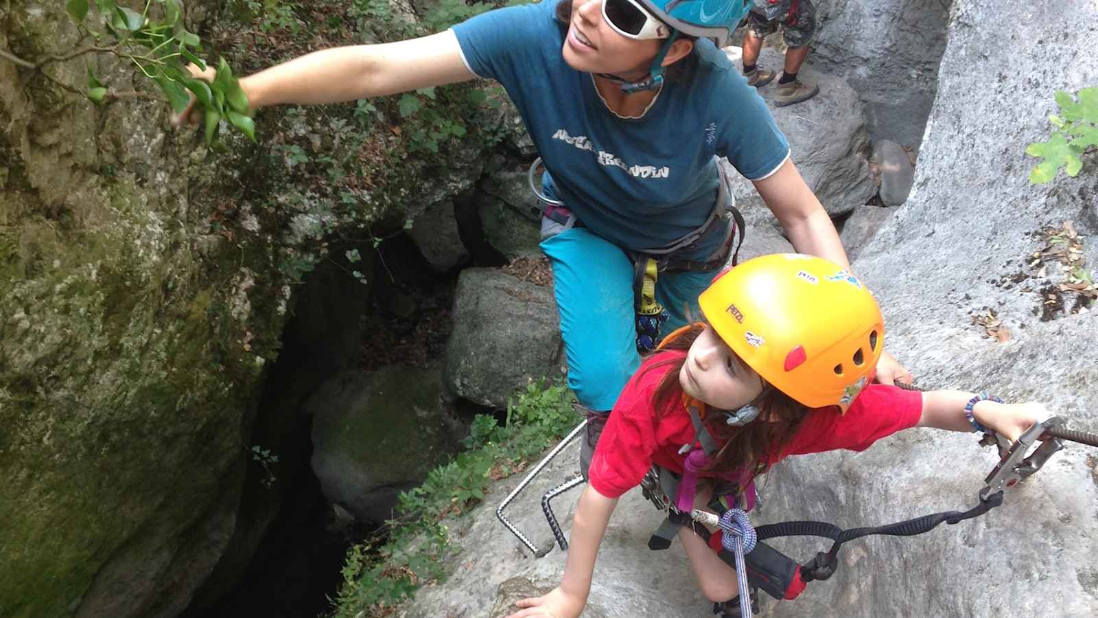 Begleitperson mit Kind im Klettersteig