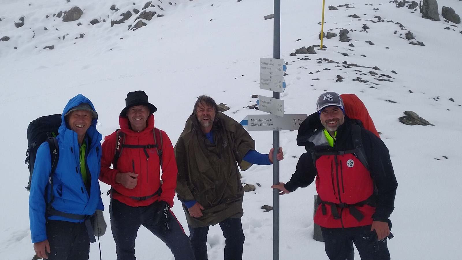 Wanderer bei Schnee im Rätikon