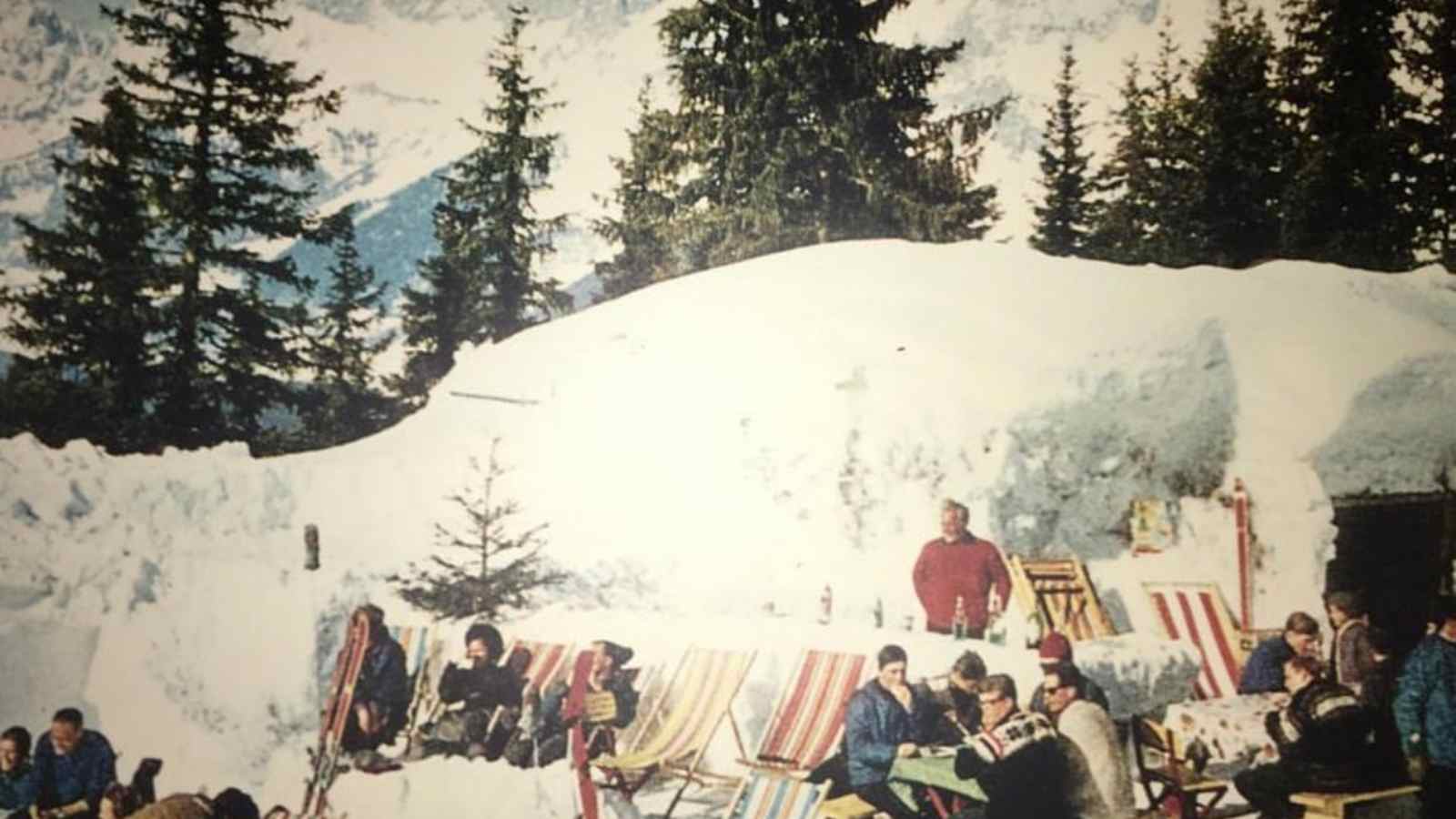 Willi Thaler an der Schneebar seines Iglus im Jahr 1966.