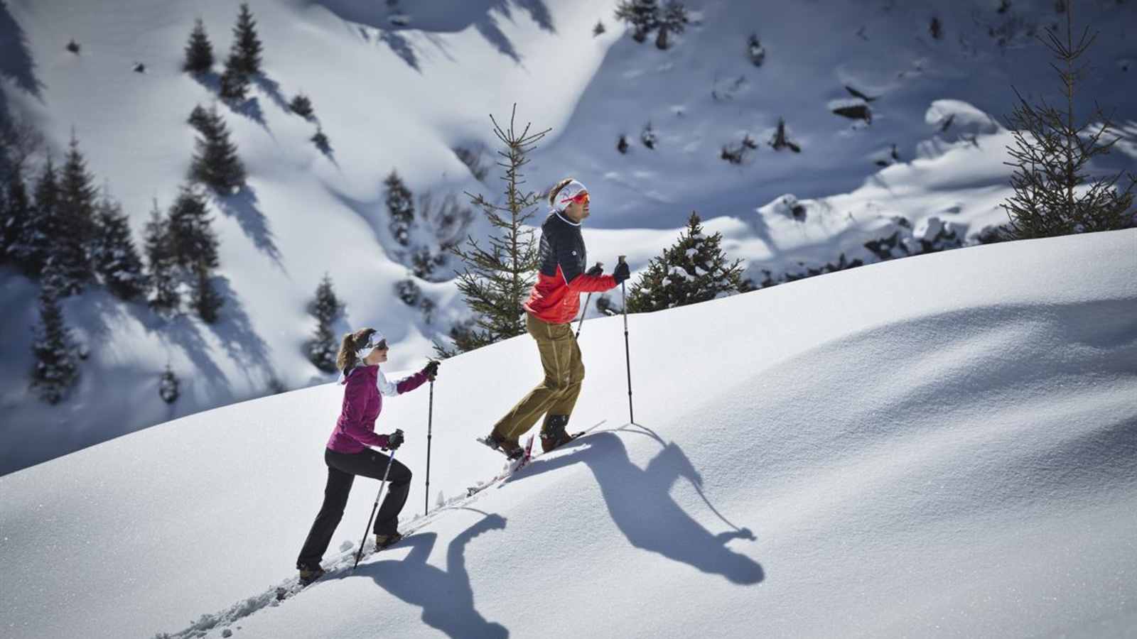 Schneeschuhwandern inmitten der tief verschneiter Winterlandschaft Saalbachs