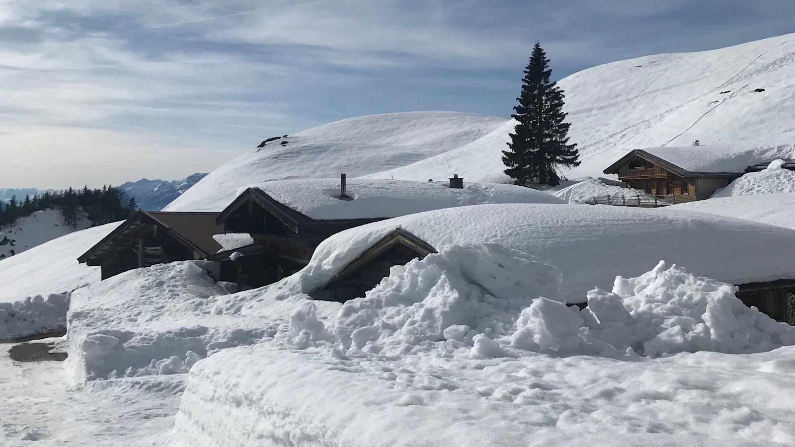 Tief verschneit, die Stöfflhütte.