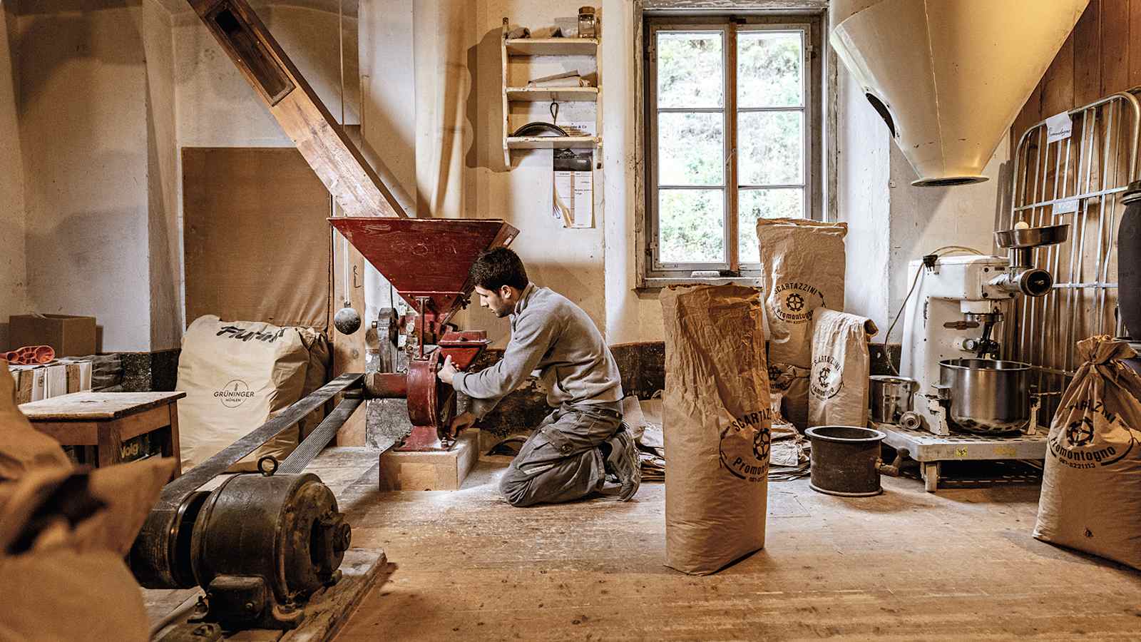 Vittorio Scartazzini verarbeitet Kastanien zu Mehl. Zusammen mit sei-nem Bruder Giulio betreibt er die Mühle im Bergell in der 10. Generation.