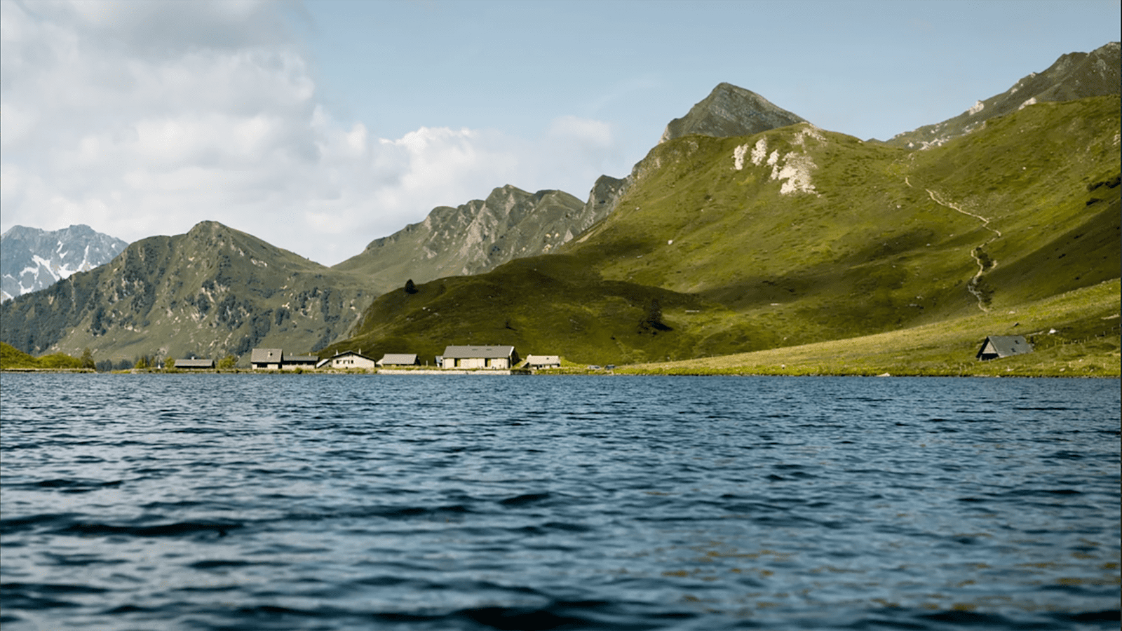 Im Cadagnosee tummeln sich zehnmal mehr Fische als in anderen Bergseen.