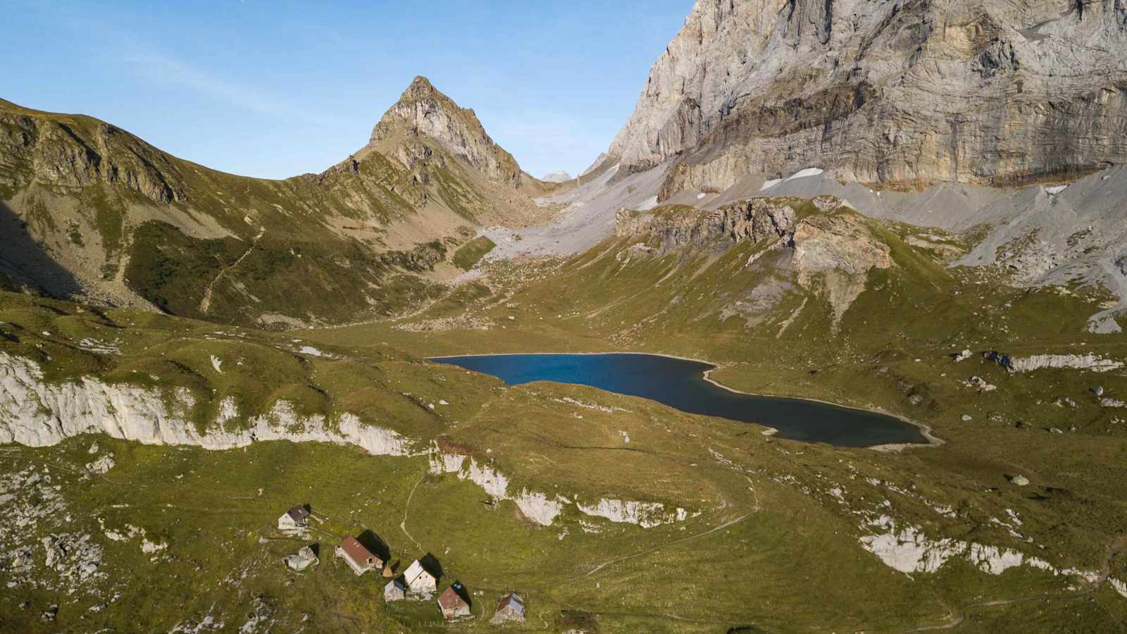 Der Seewlisee liegt eingebettet in unberührter Naturlandschaft.