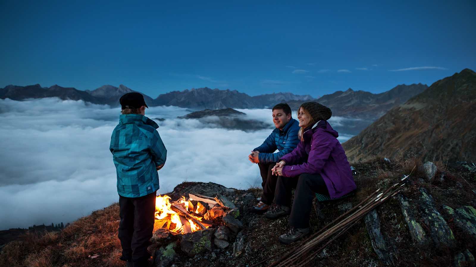 Lagerfeuer beim alpinen Camping im Montafon