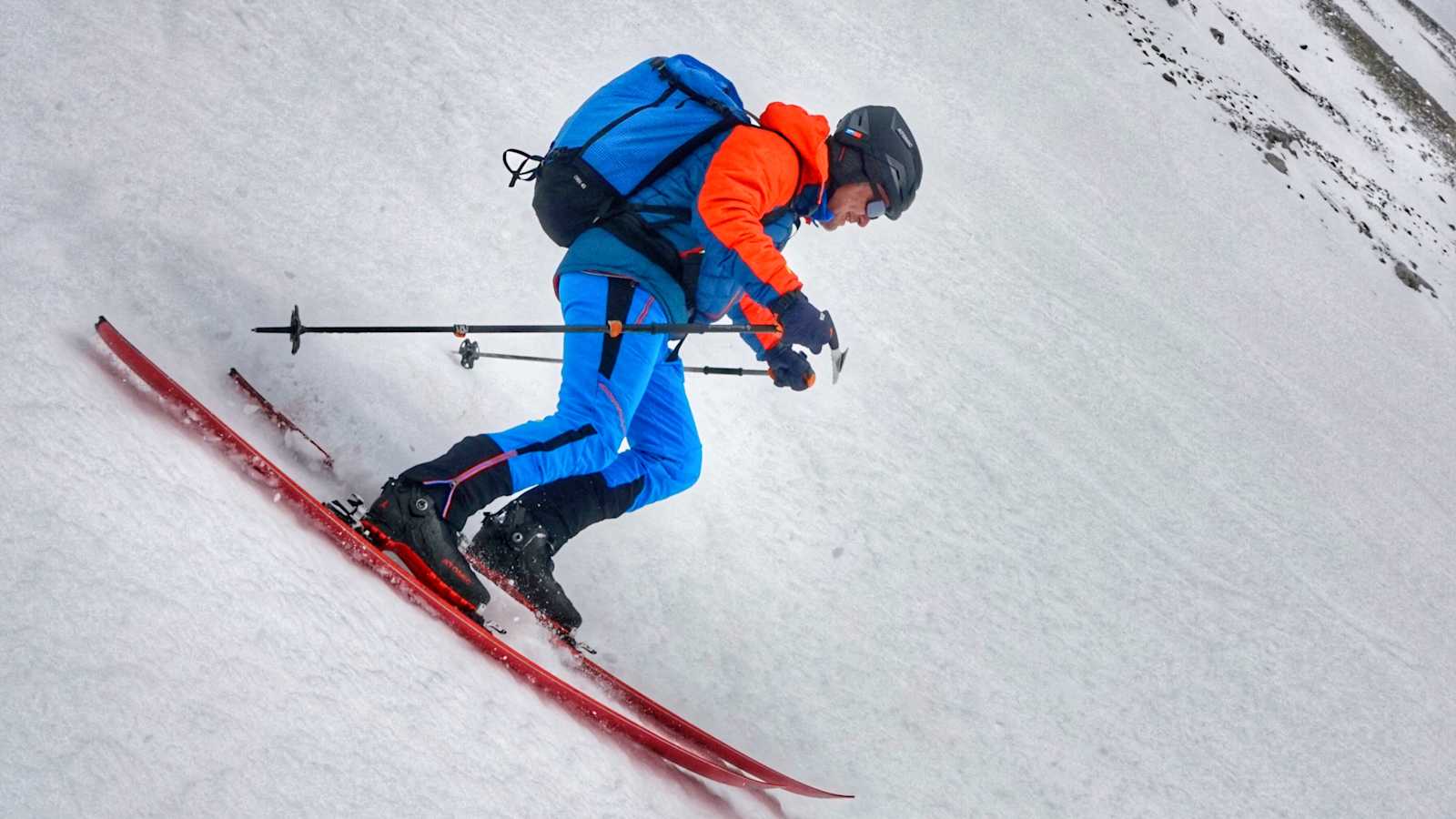 Skifahrer mit den Camox Freebird Ski von Black Crows 