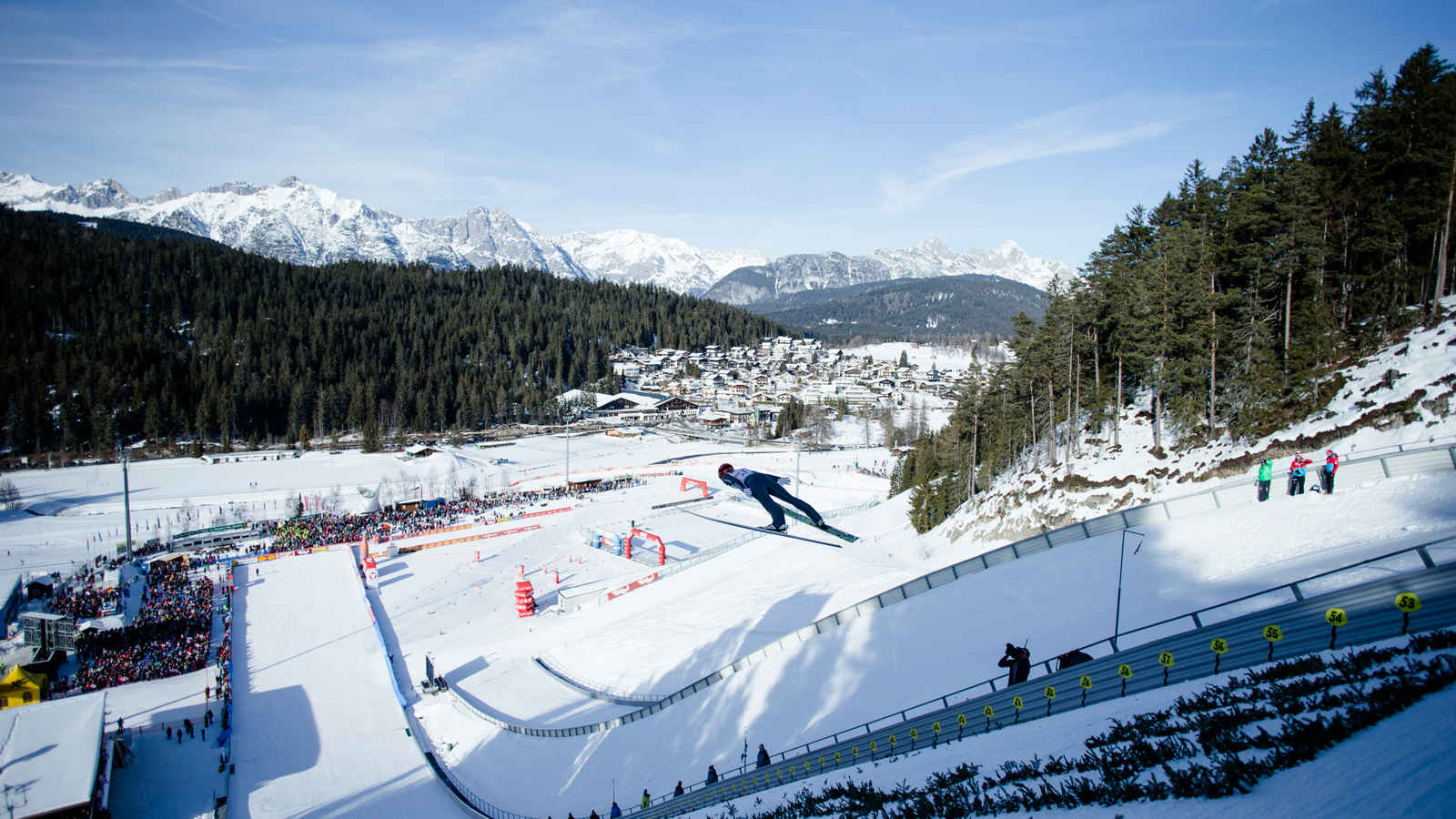 Abflug auf der Toni Seelos Schanze in Seefeld