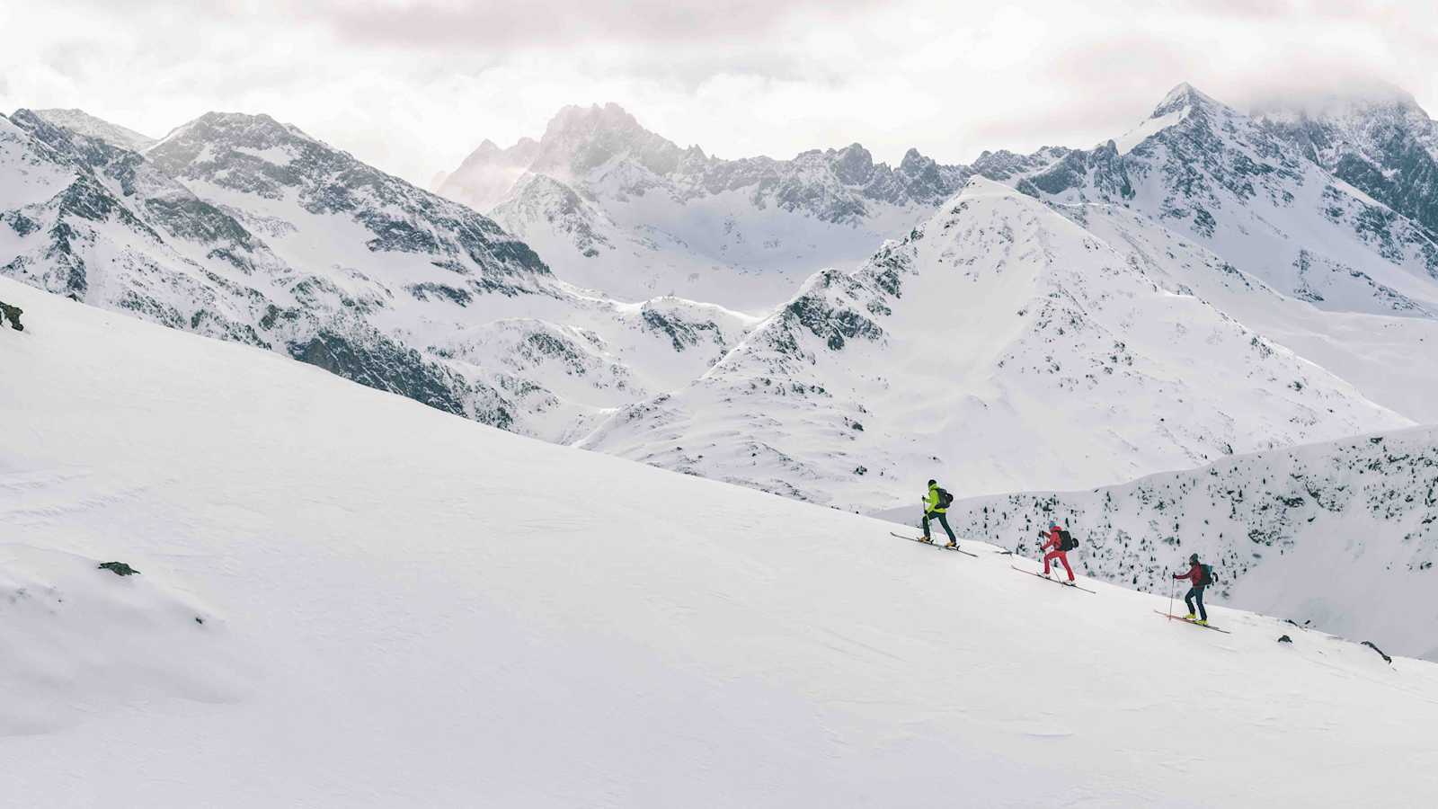 Abfahrts- oder aufstiegsorientiert? Die richtige Wahl der Skitourenbekleidung hängt auch von der Art der Skitour ab.