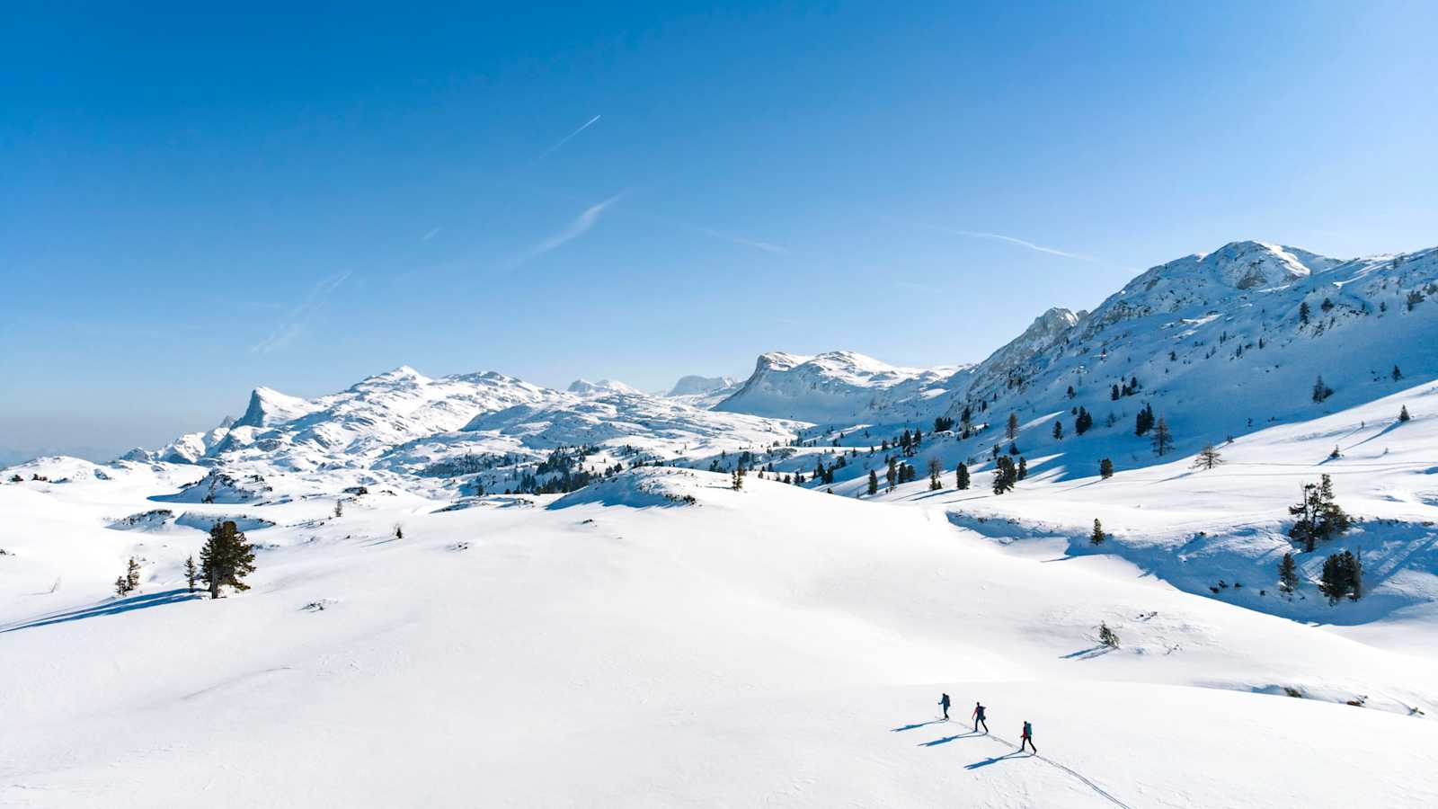 Skitourengeher im Winter im Toten Gebirge Luftaufnahme