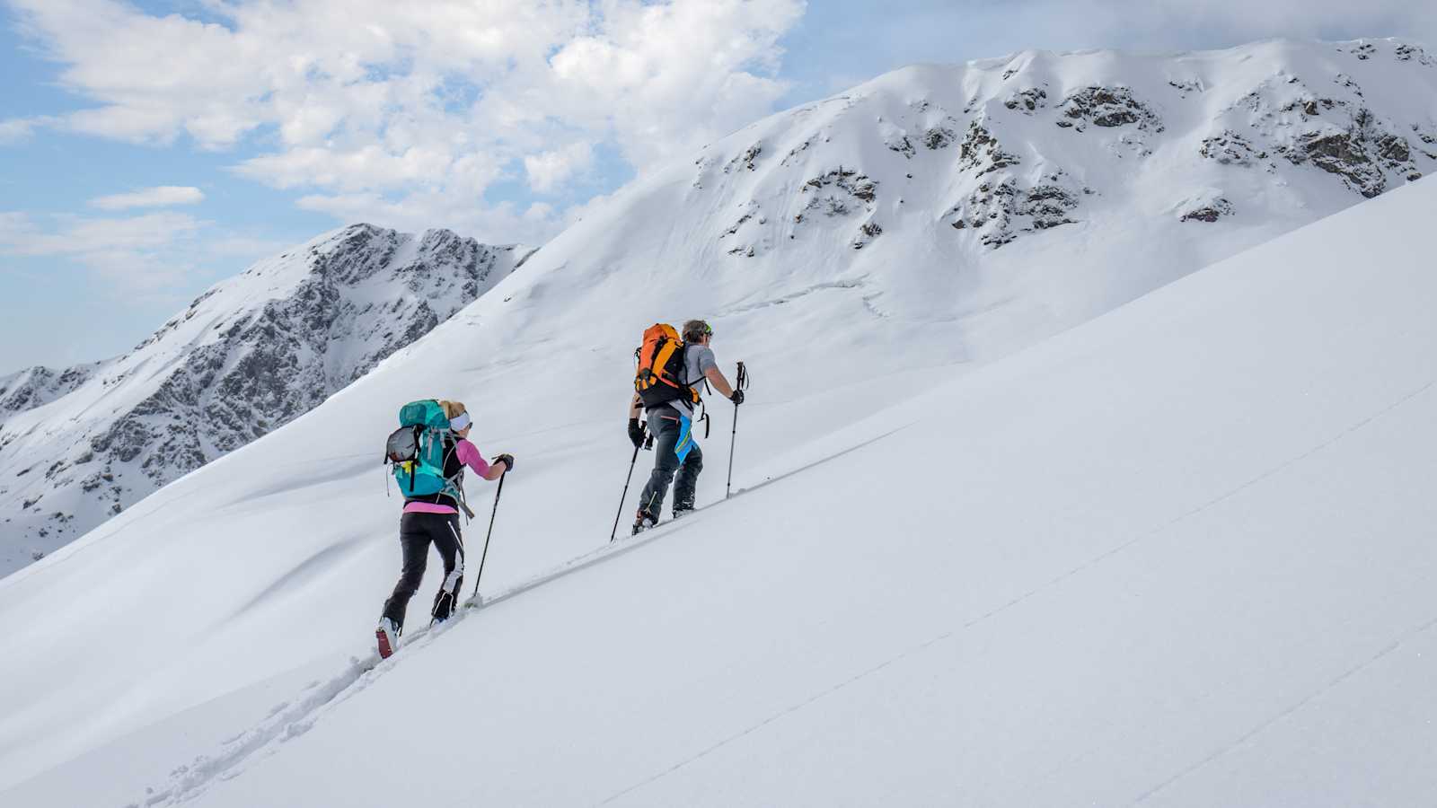 Skitourengeher in den winterlichen Alpen