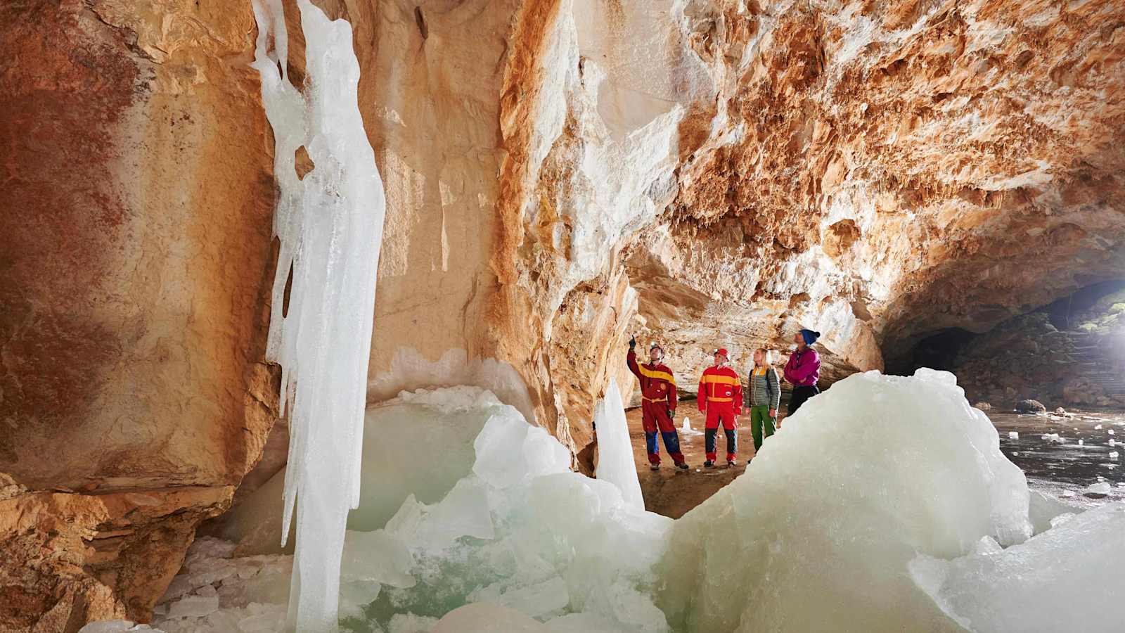 Snežna jama - die Schneehöhle