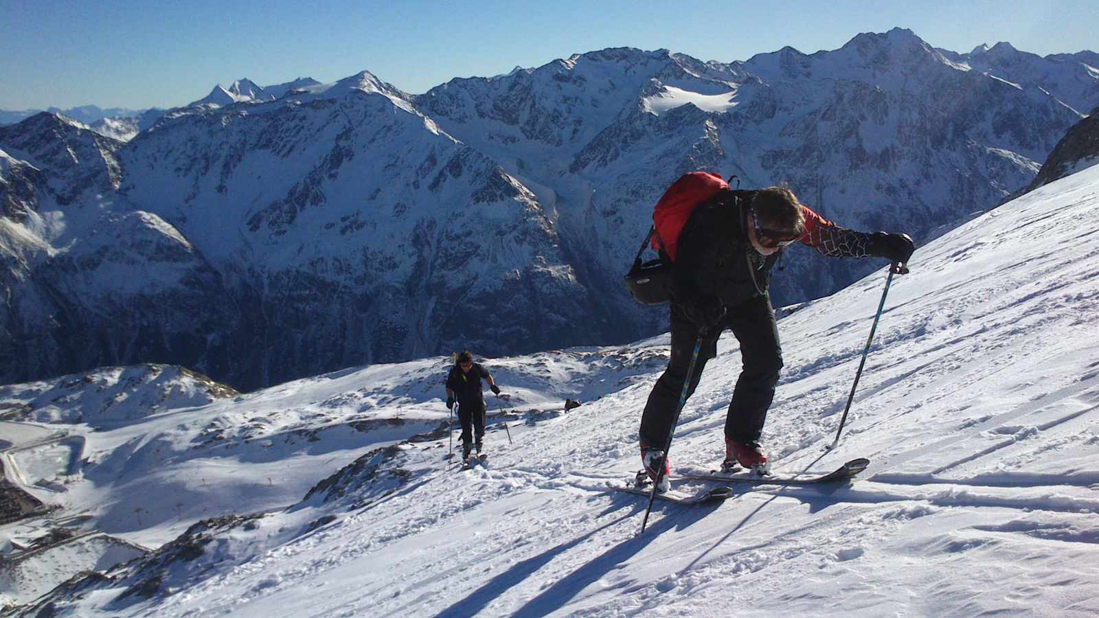 In Sölden sind die Pistenbedingungen gut, im Gelände schauen noch Steine raus.