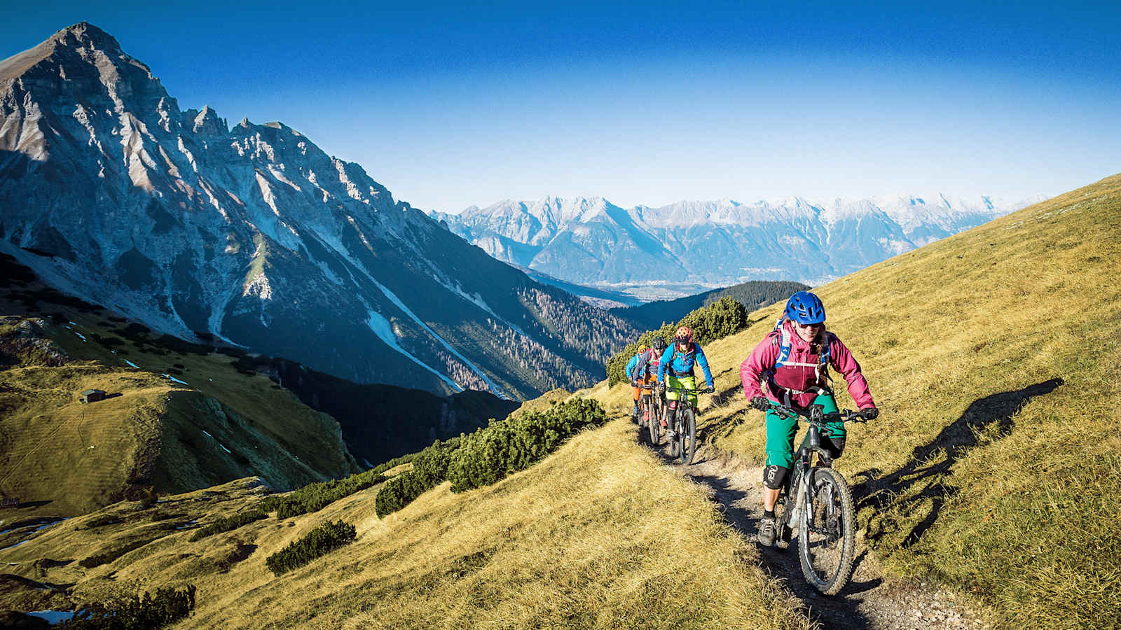 Mit E-Bikes unterwegs auf einem Trail am Gschnitztaler Blaser in Tirol