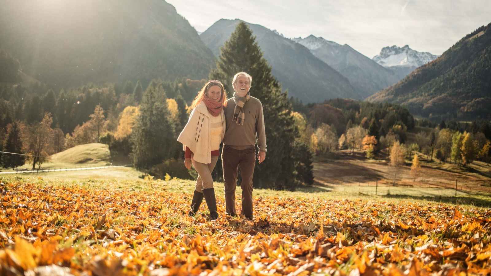 Ein Spaziergang im Laub - so lässt sich die Herbst-Auszeit genießen.