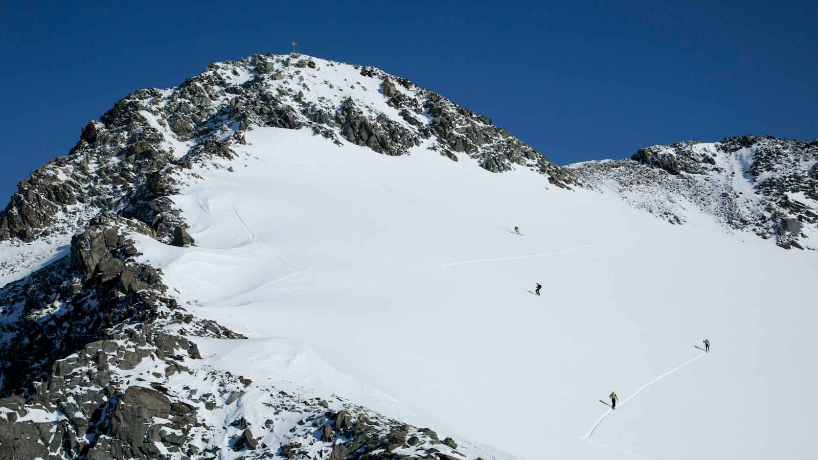 Skitourengeher auf der Ruderhofspitze im Gipfelbereich