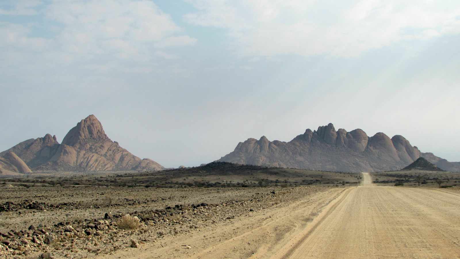 Spitzkoppe (links) und Pontoks (rechts)