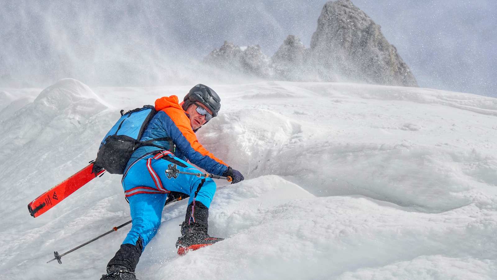 Skibergsteiger mit den XLC Nanotech Steigeisen von Camp