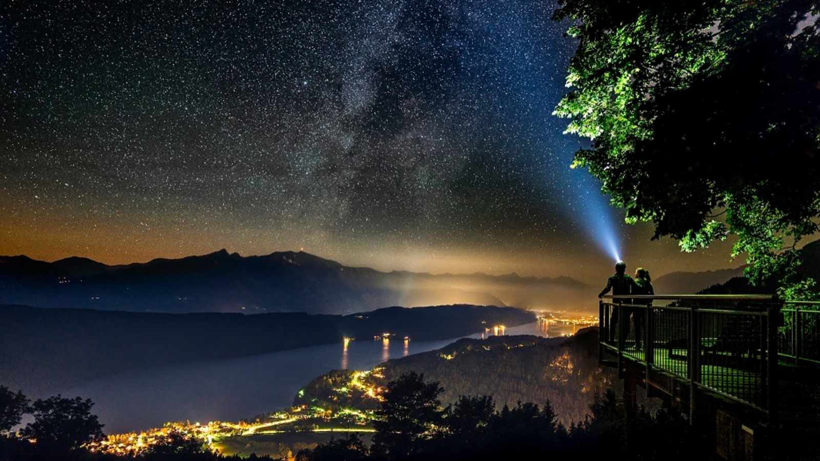 Blick auf den nächtlichen Millstätter See vom Sternenbalkon.