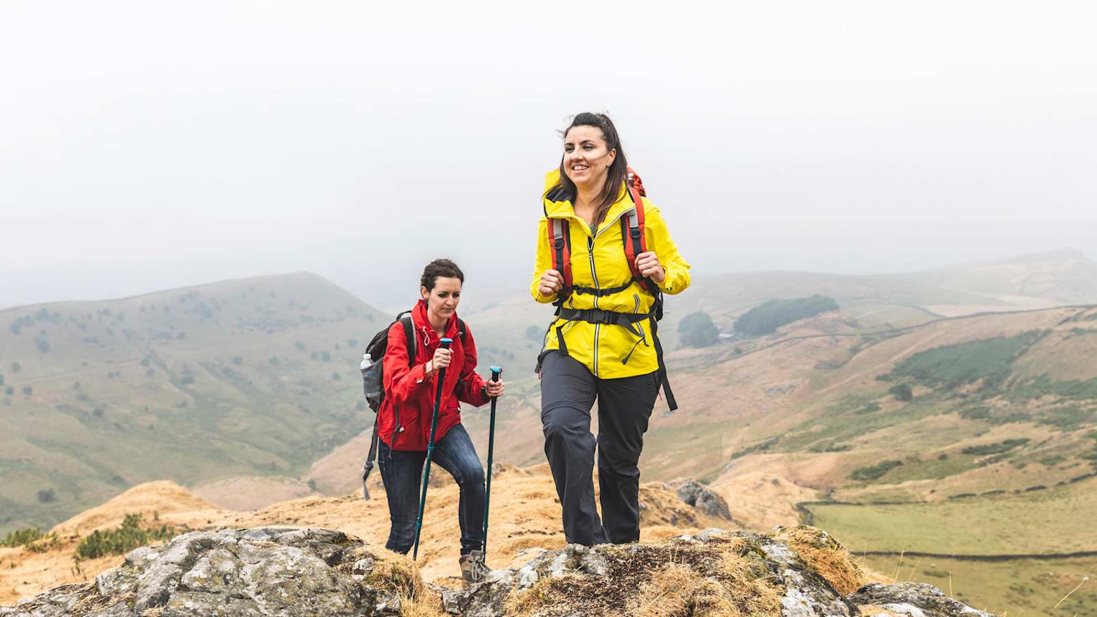 Zwei Frauen beim Wandern