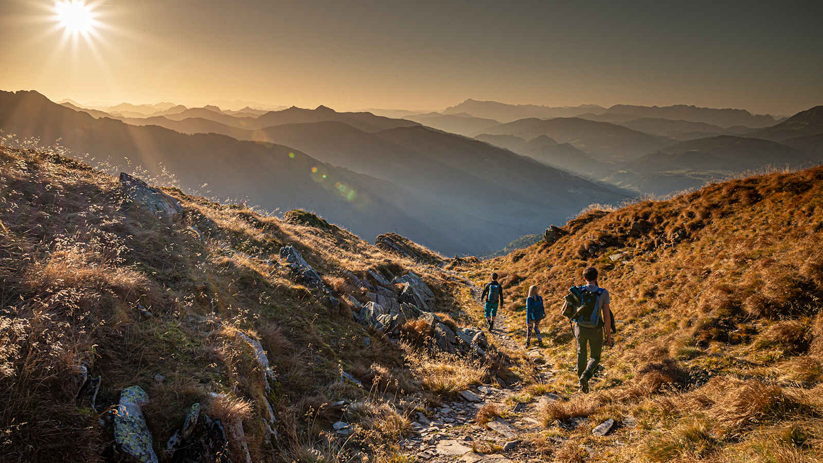 Wanderer bei tief stehender Sonne