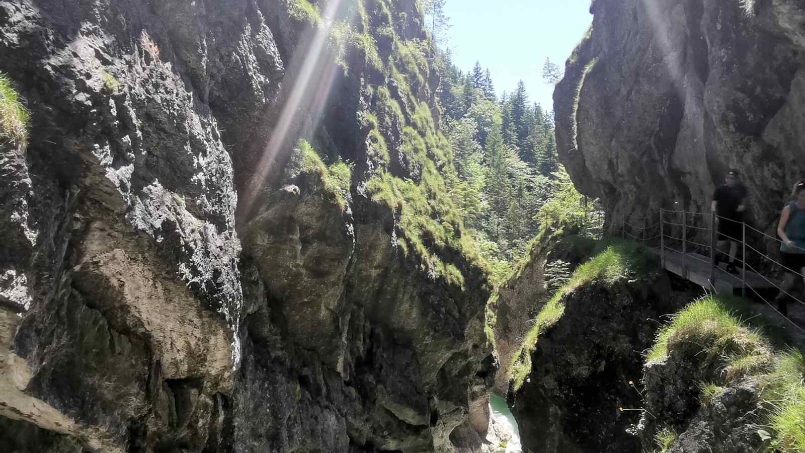 Blick zwischen den Felsen der Tiefenbachklamm hindurch