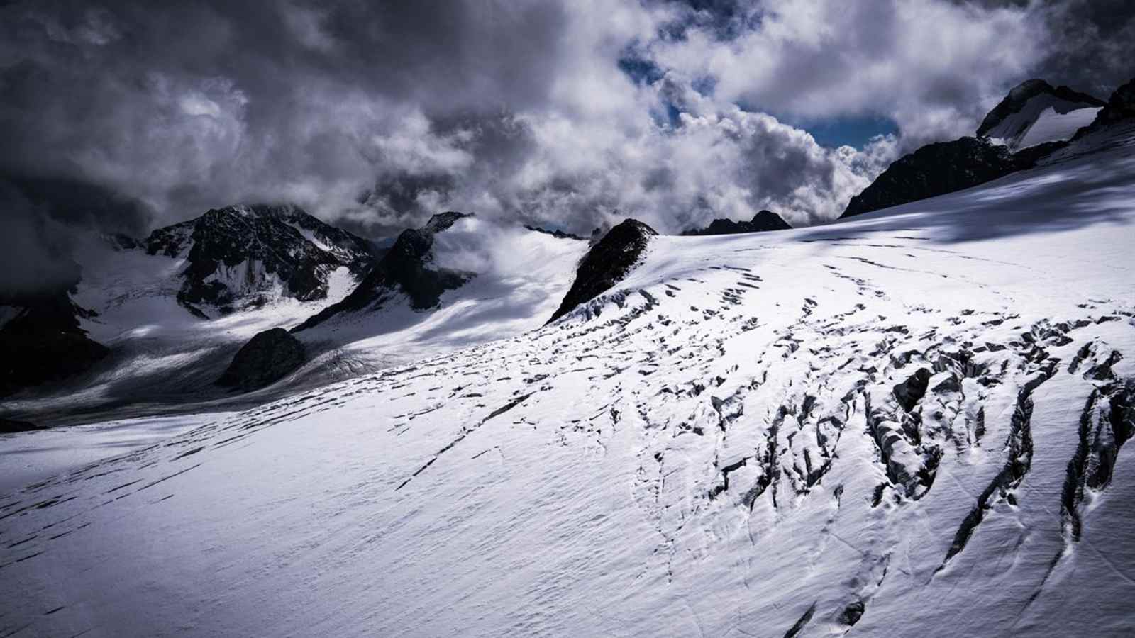 Gletscherspalten in den Brentner Dolomiten